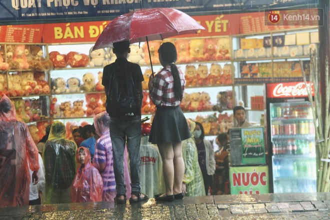 Nhiều bạn trẻ hồn nhiên mặc quần đùi, váy ngắn và tạo dáng phản cảm khi dự lễ Giỗ tổ Hùng Vương Nhiều bạn trẻ hồn nhiên mặc quần đùi, váy ngắn và tạo dáng phản cảm khi dự lễ Giỗ tổ Hùng Vương